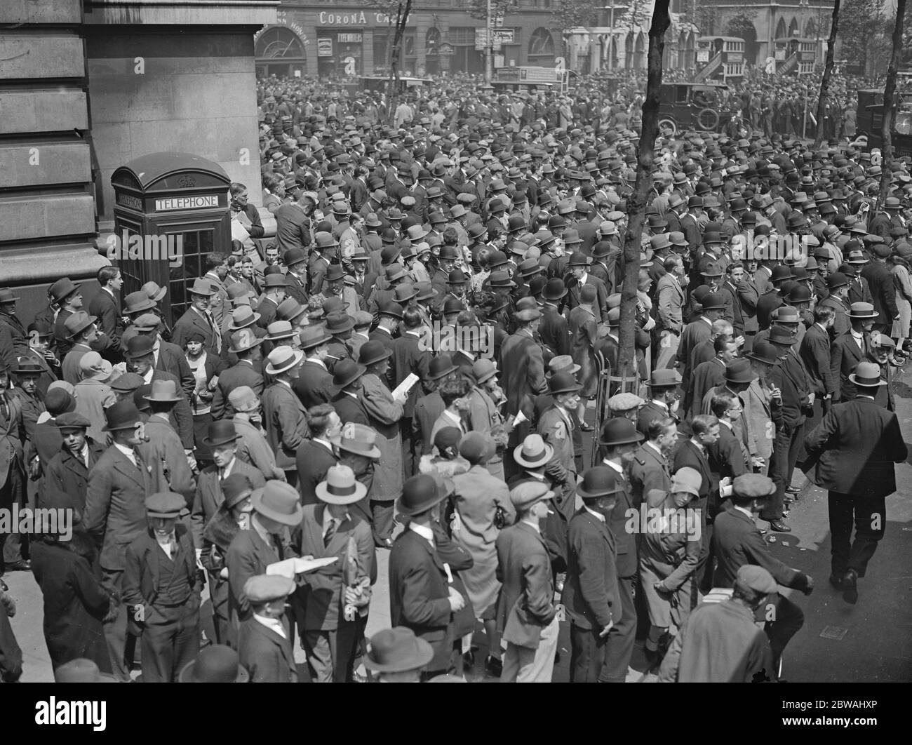 General Election , 1929 Crowd waiting outside Australia house 31 May