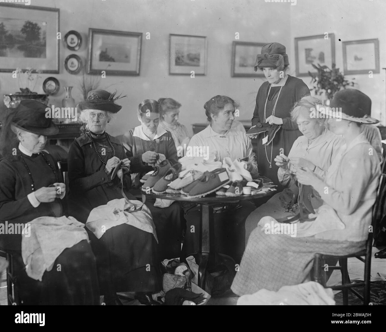 Lady Bath ' s twine shoe industry at Longleat . The Marchioness giving instruction at a class 17 November 1920 Stock Photo