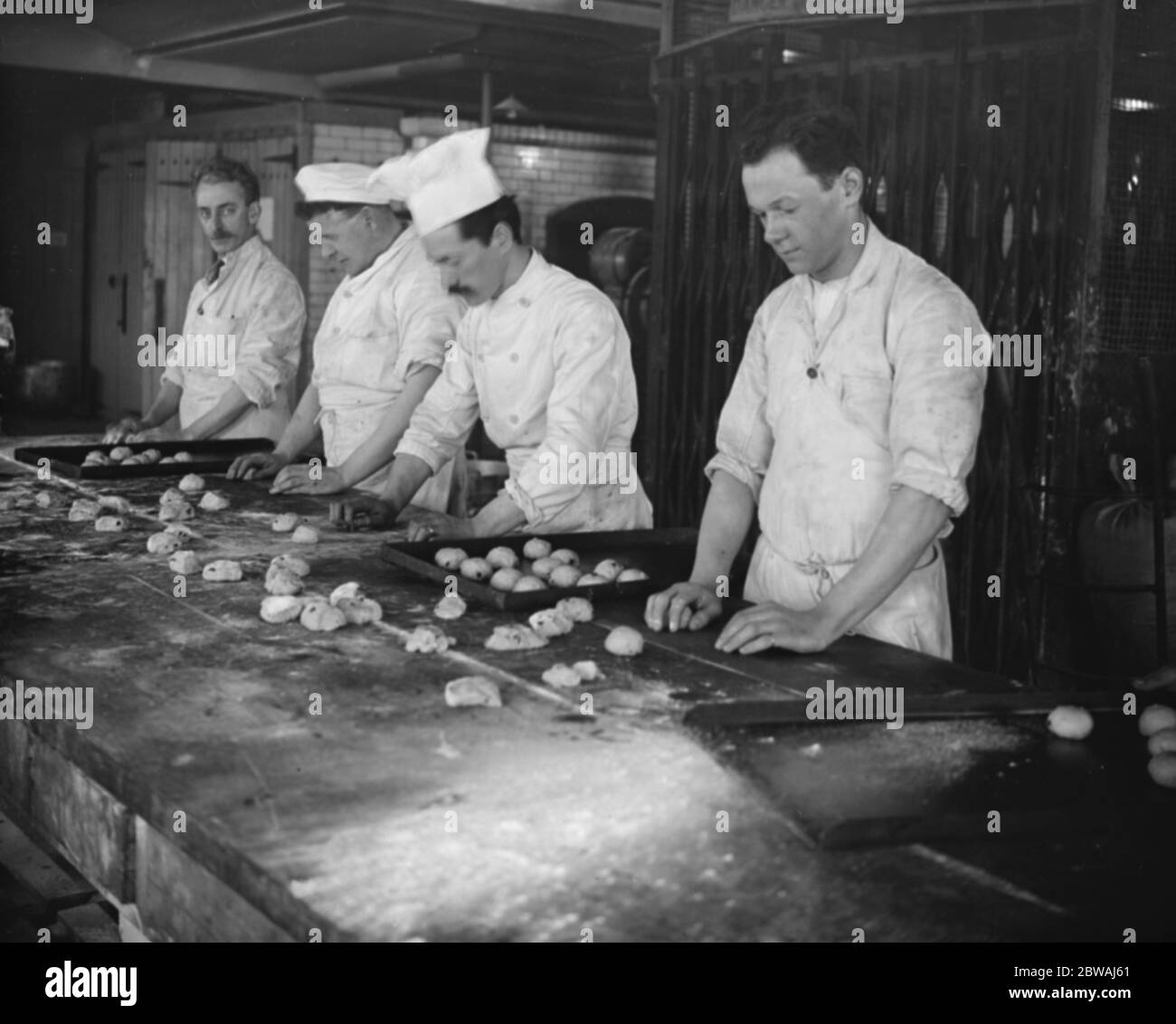 The making of hot cross buns art R E Jones Ltd The scoring of the buns 28 March 1923 Stock Photo