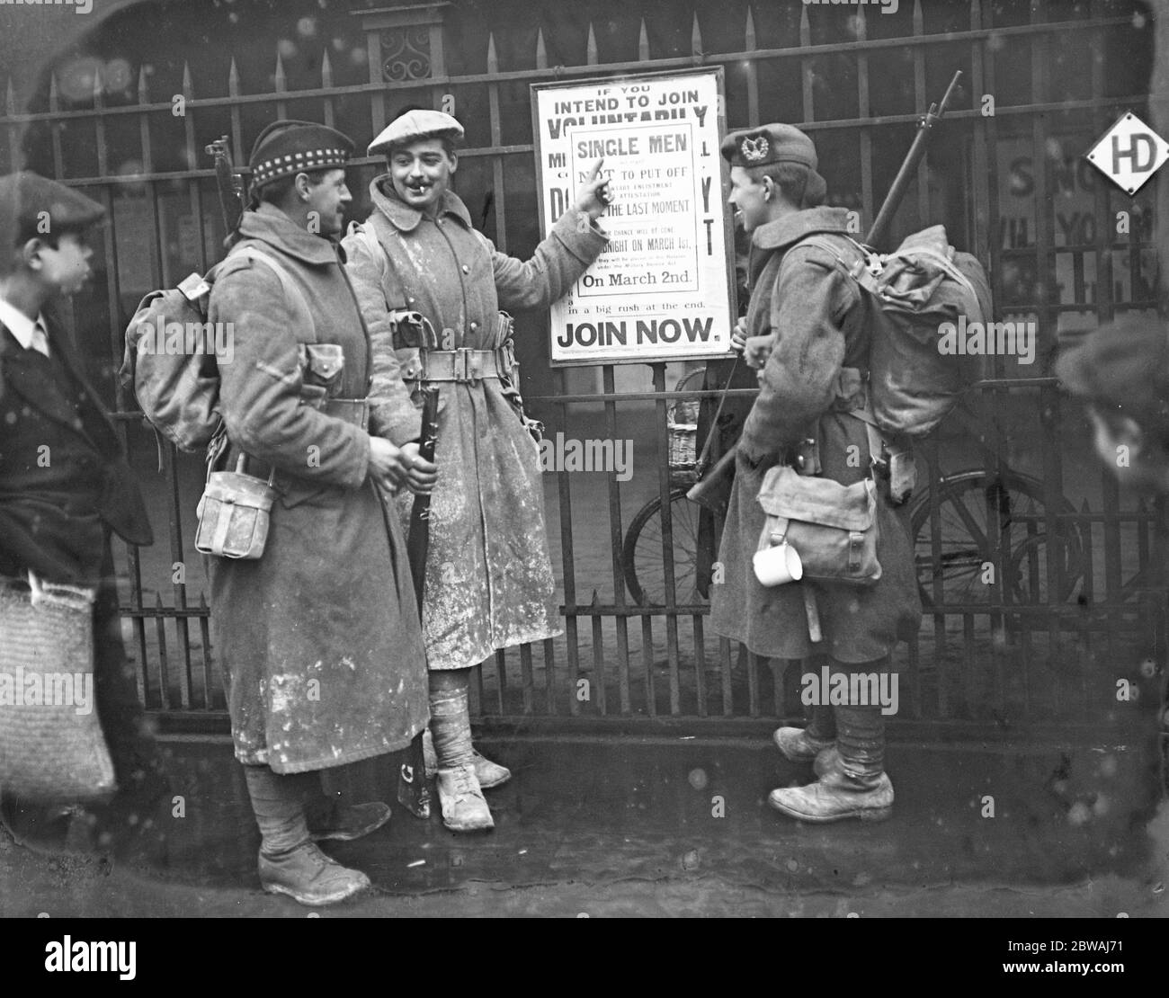 Soldiers home from the trenches interested in the new notice to single men ( Gordons Highlanders ) 1 March Stock Photo