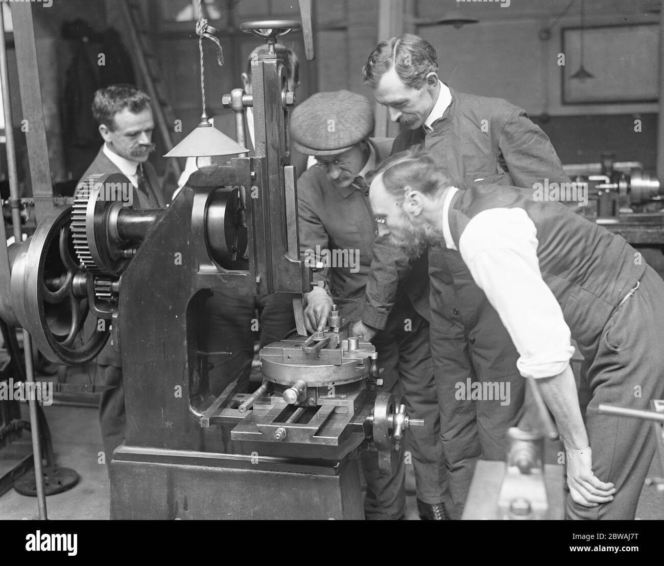 Great Northern Polytechnic Munitions Workers receiving instruction Stock Photo