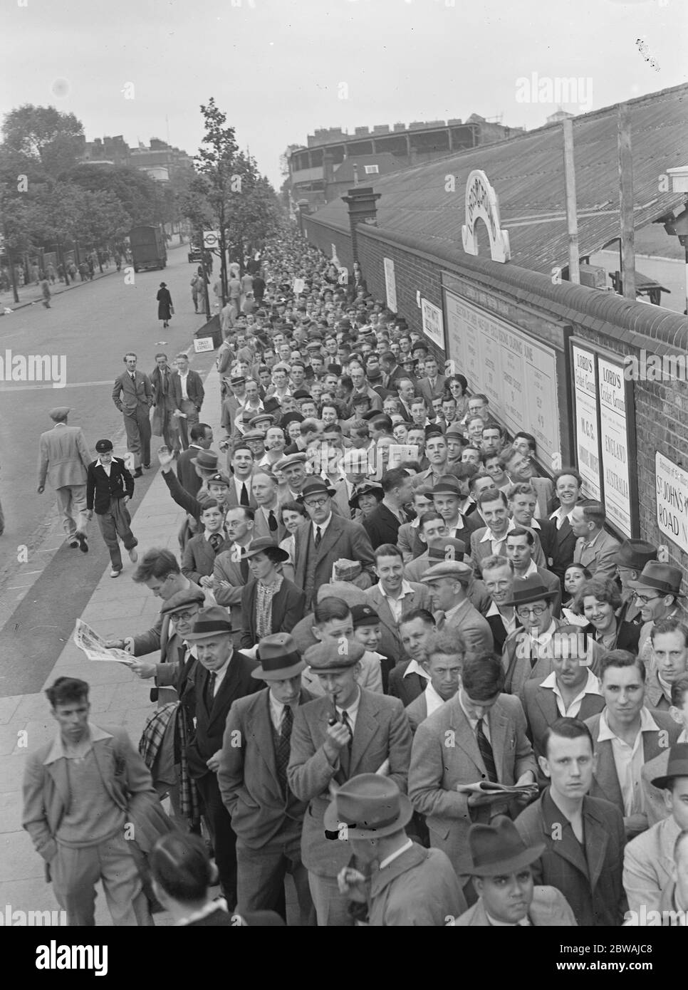 Queues queue Black and White Stock Photos & Images - Alamy