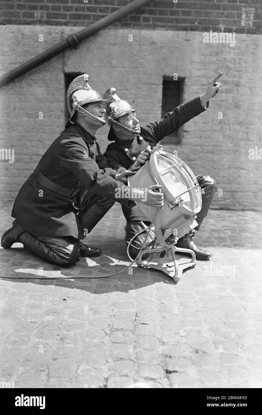 Positioning the light Taken at London Fire Brigade Headquarters . 19 September 1932 Stock Photo