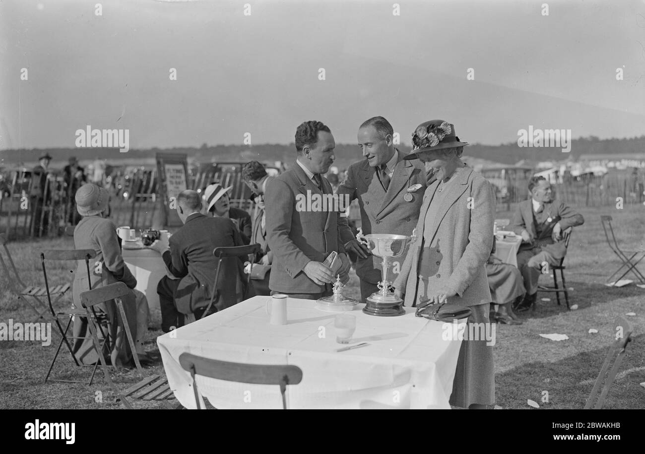 Guild of air pilots and navigators display at Brooklands Flight Lieut Allen ( Centre ) and Duchess of Bedford 1933 Stock Photo