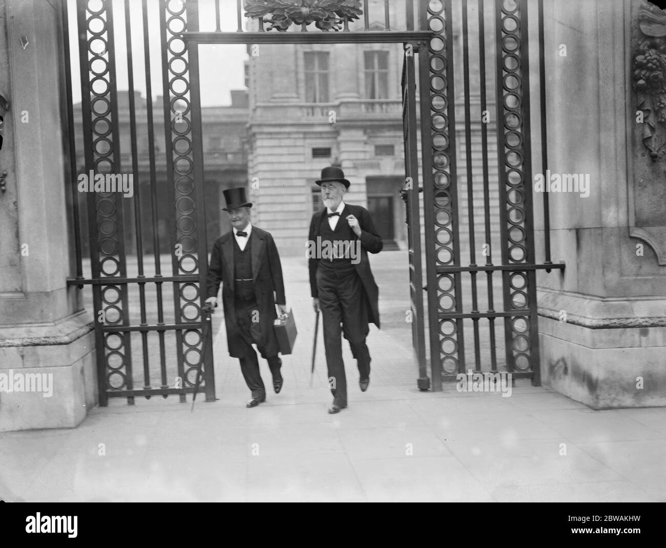 The Conference at Buckingham Palace Mr John Redmond and Mr John Dillon leaving the Palace 21 - 24 July 1914 Stock Photo