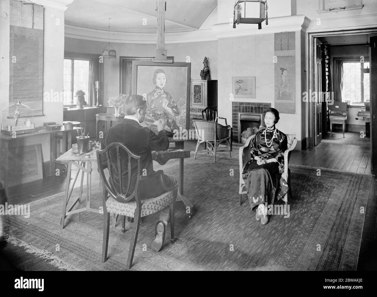Madame Wellington Koo sitting for her portrait by Mr Edmund Dulac at his studio , 117 Ladbroke Road 19 August 1921 Hui-lan Oei was the daughter of Chinese businessman Oei Tiong Ham. Her marriage to Chinese diplomat and politician Vi Kyuin Wellington Koo, was announced in November 1920 whilst Wellington Koo was Chinese Minister to the United States. In early 1921, Vi Kyuin Wellington Koo was appointed the Chinese Minister to Great Britain and they lived in London until June 1946, though they divorced shortly after the Second World War. Stock Photo