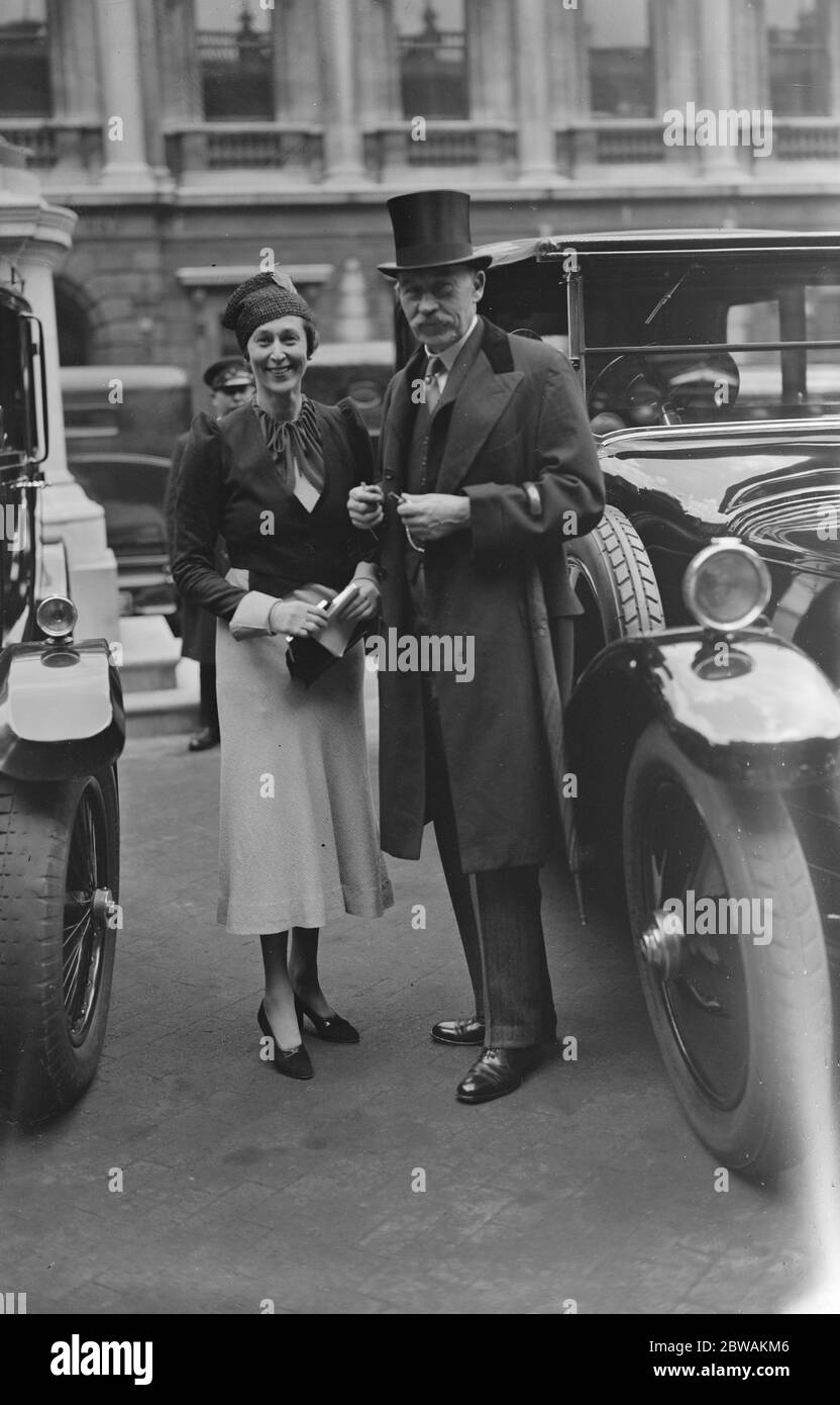 Private View Day at the Royal Academy Sir Lionel and Lady Earle 1933 Stock Photo