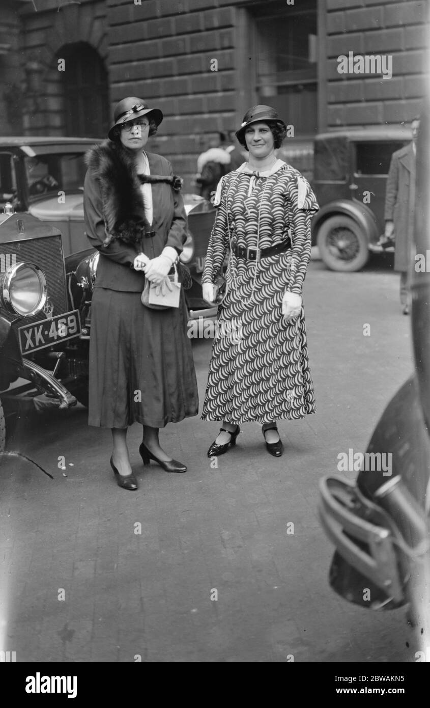 Private view day at the Royal Academy . Mrs John Seyfried and Countess of Clancarty . 1933 Stock Photo