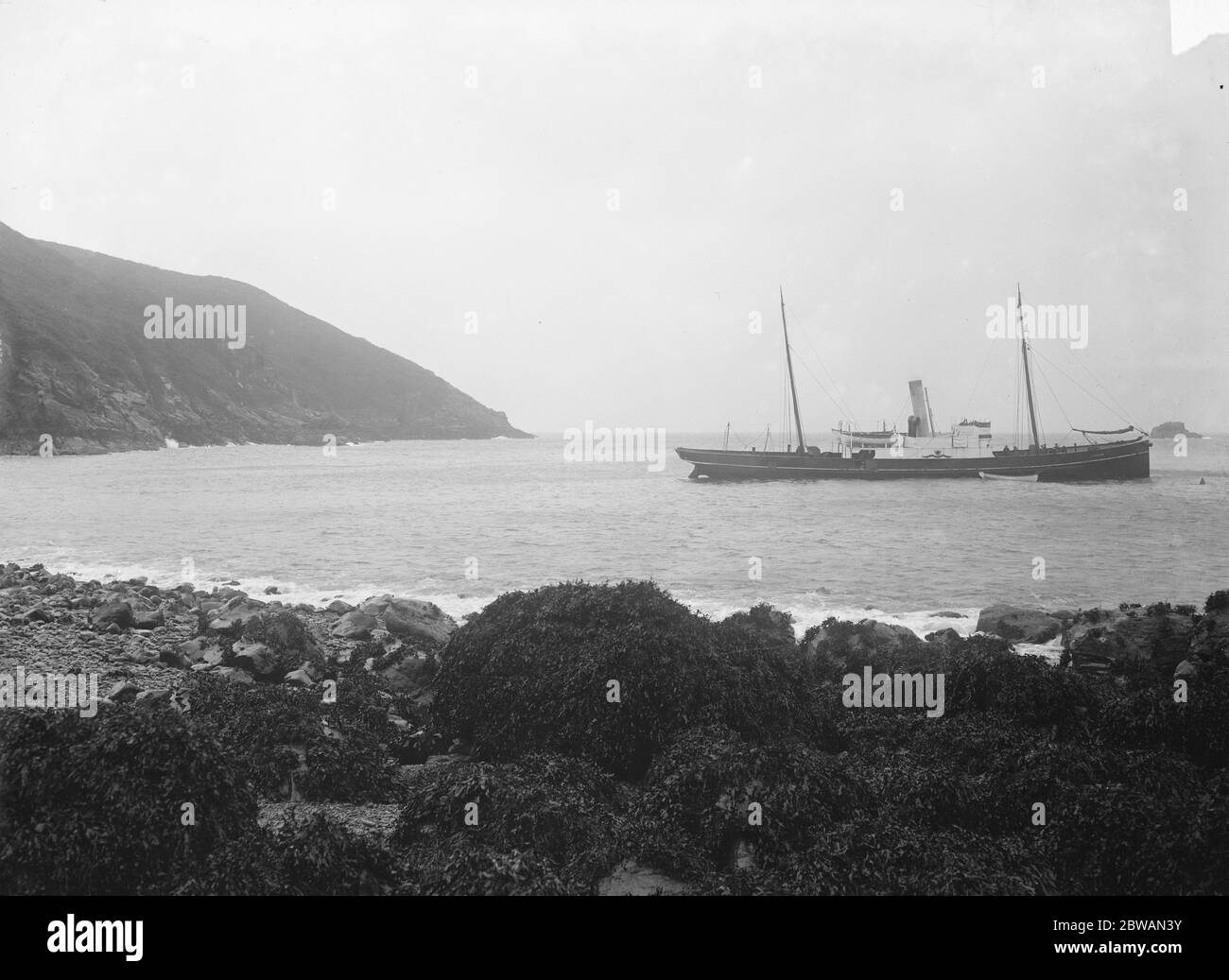 Sark - Landing at La Greve De La Ville ( SS Courier ) 1927 Stock Photo