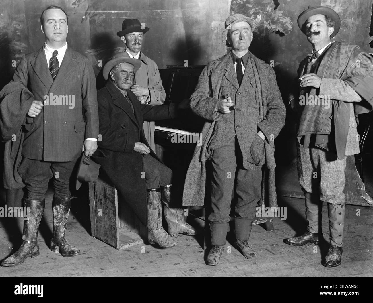 From firing line to London stage ' The Firing line concert party . These artists direct from entertaining our soldiers under shell fire are giving their entertainment at the Coliseum garbed in their muddy trench clothes, gaiters , etc . From left to right Mr Walter Hyde , Mr Percy Sharman , Mr Arthur Fagge ( Piano ) , Mr Nelson Jackson and Mr Charles tree Stock Photo
