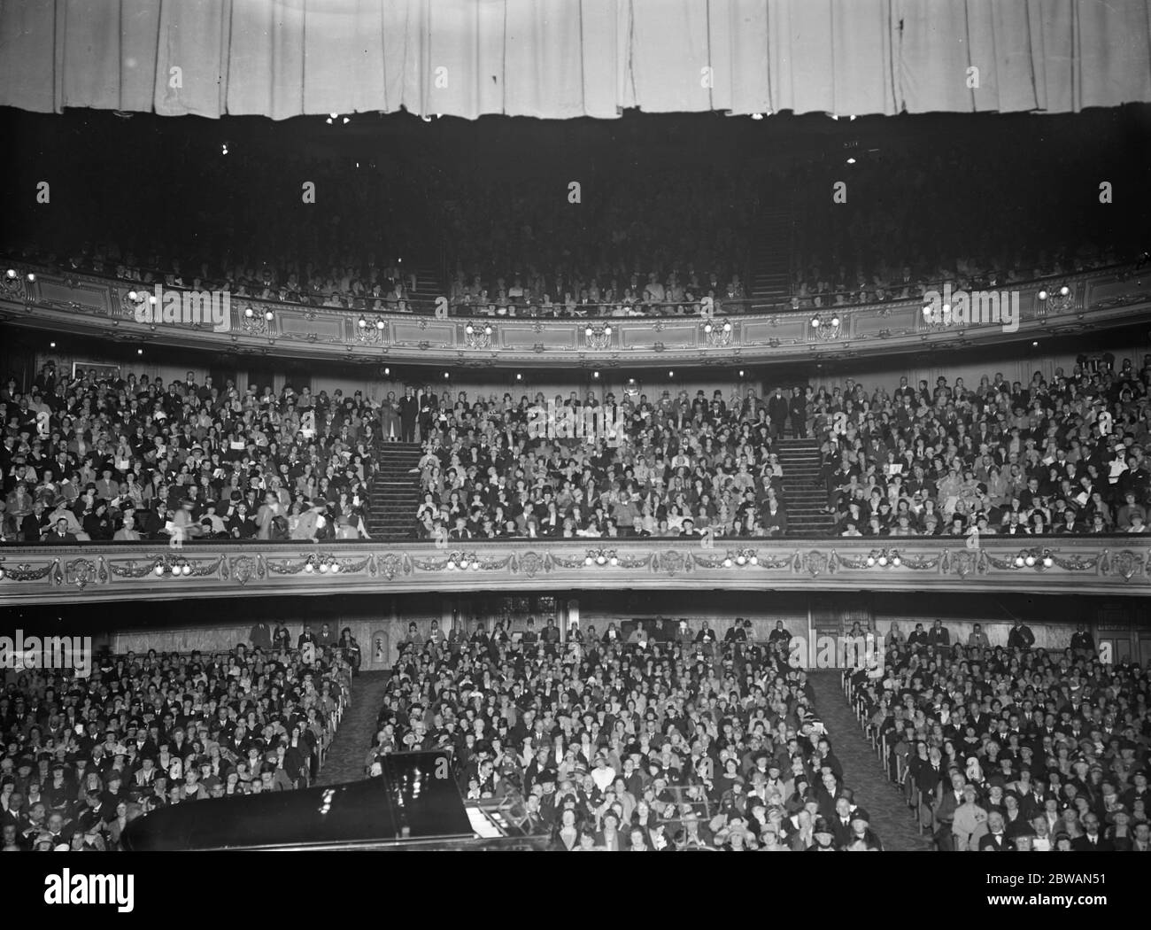 The auditorium at the London Palladium 19 June 1927 Stock Photo