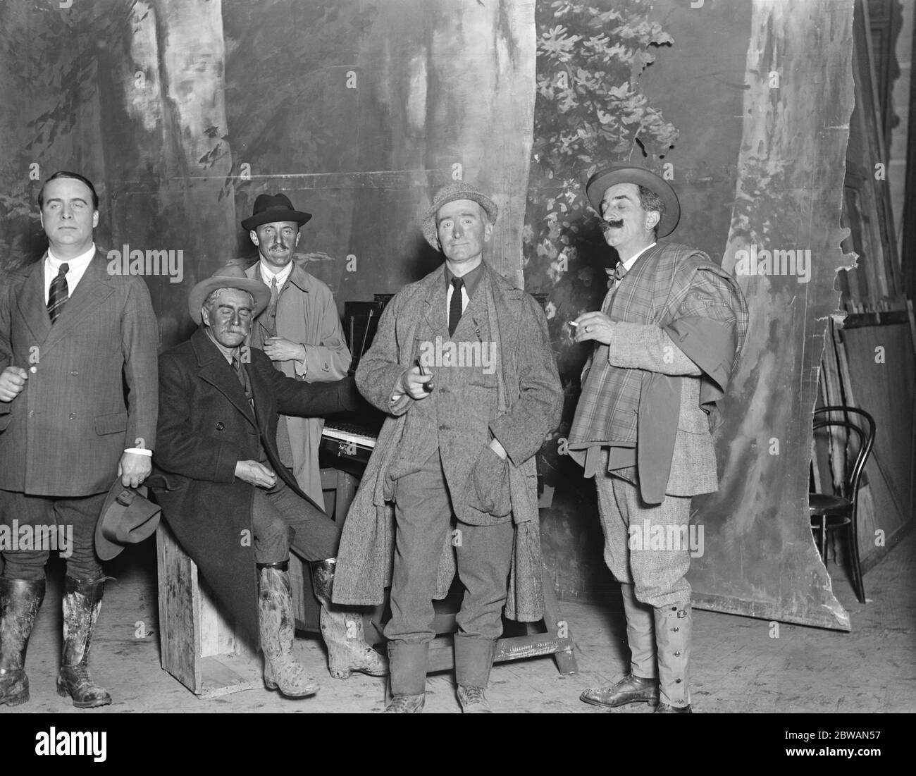 From firing line to London stage ' The Firing line concert party . These artists direct from entertaining our soldiers under shell fire are giving their entertainment at the Coliseum garbed in their muddy trench clothes, gaiters , etc . From left to right Mr Walter Hyde , Mr Percy Sharman , Mr Arthur Fagge ( Piano ) , Mr Nelson Jackson and Mr Charles tree Stock Photo