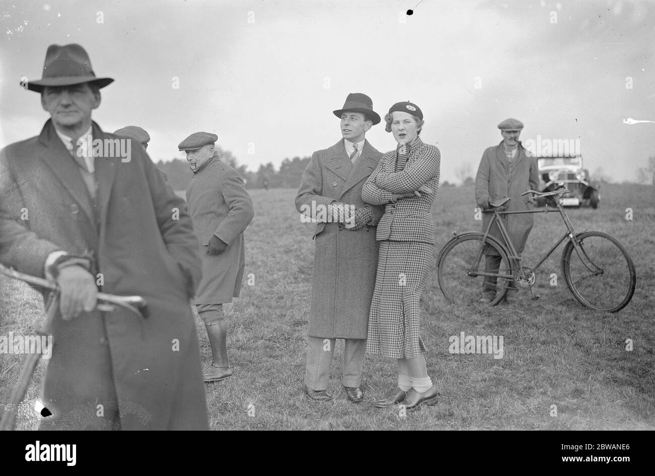Meet of the Warwickshire hunt at Upton House Mr Peter Adams and Miss Vivian Baker 1932 Stock Photo