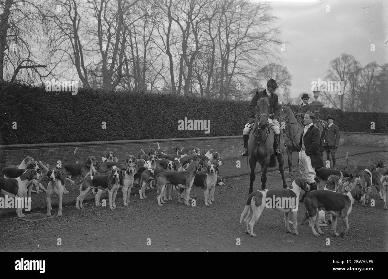 Meet of the Warwickshire hunt at Upton House 9 December 1932 Stock Photo