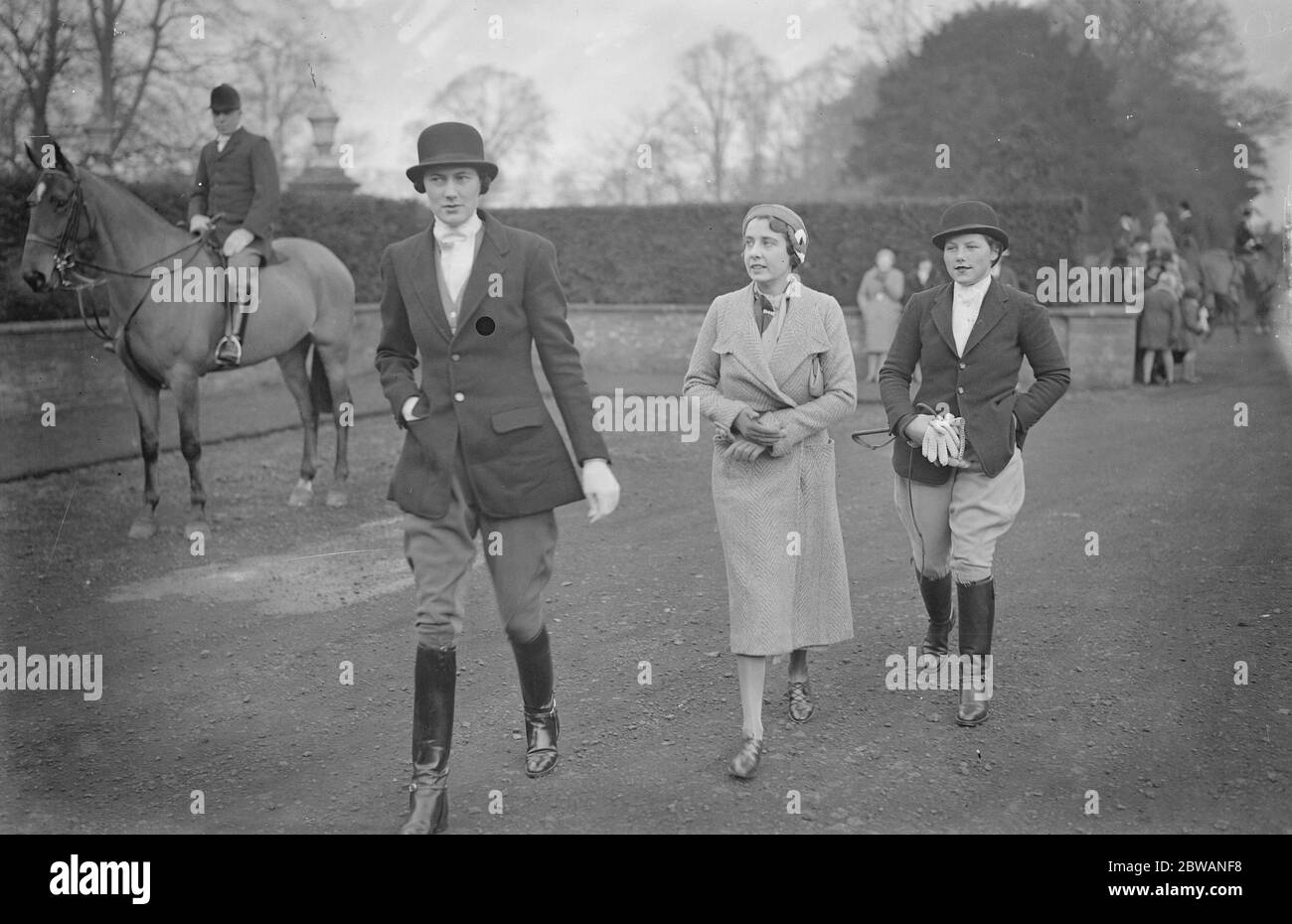 Meet of the Warwickshire hunt at Upton House Mrs Dunne ( Wife of the joint MFH ) Hon Nancy Pearson and Lady Mary St Clair Erskine 1932 Stock Photo