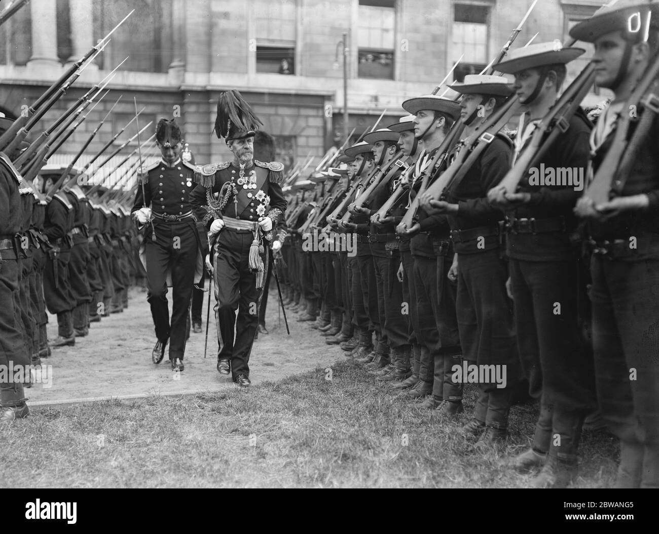 Civic Exhibition at Dublin Lord Aberdeen inspects guard of honour Stock Photo