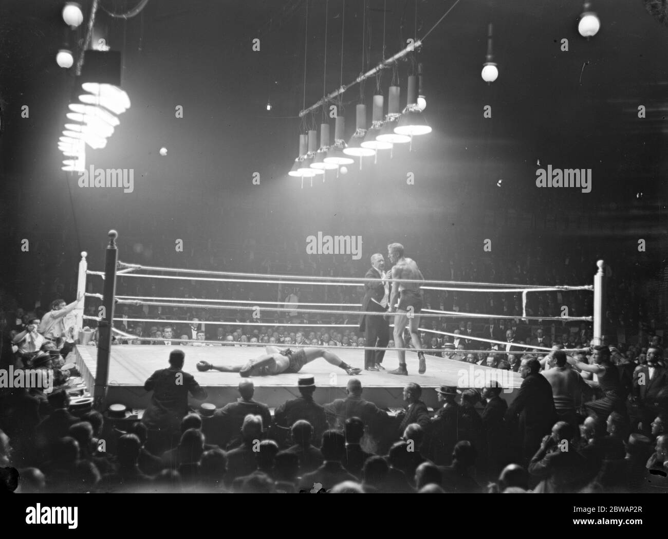 Bombardier Billy Well versus Colin Bell . It was later determined that Bell should not have fought Wells, as he was very sick. Bell soon was in surgery for over two hours for blood clots 30 June 1914 Stock Photo