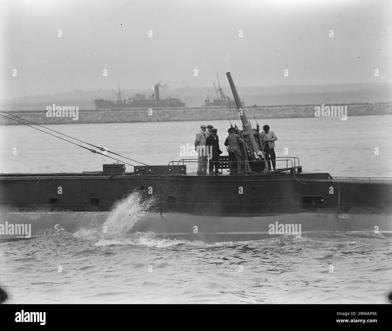 HMS Submarine No 3 Showing the gun crew of the M 3 testing the 3 inch anti aircraft gun 30 March 1920 Stock Photo