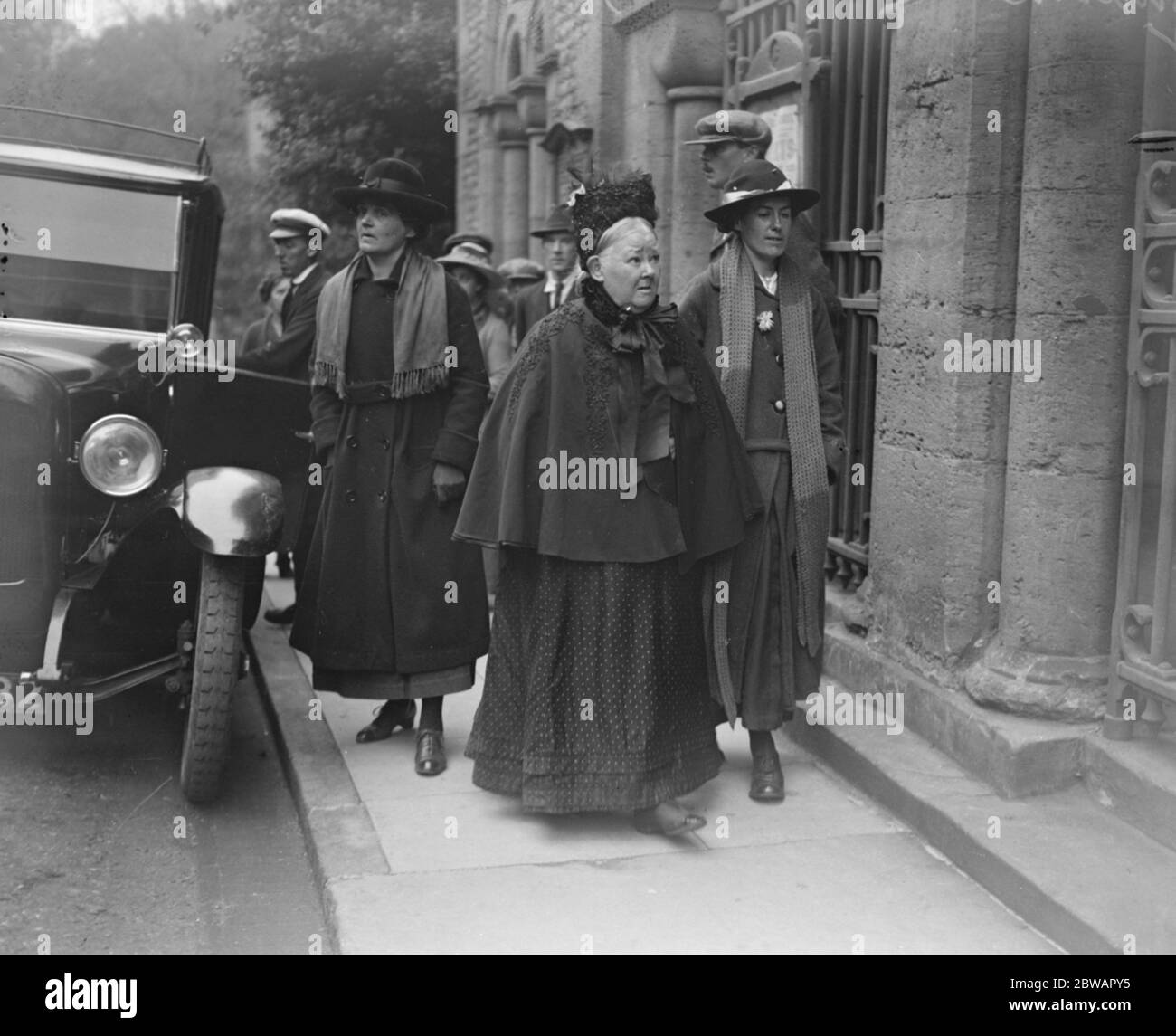 Accuser of Mrs Gooding Charged E Swan a laundress , was charged at Arundel Police Court with writing and publishing a false , scandalous and defamatory libel concerning Mrs Violet , L may her next door neighbour . Miss Swan the defendant arriving ( on right ) with her mother and Mrs Jonson 27 October 1921 Stock Photo