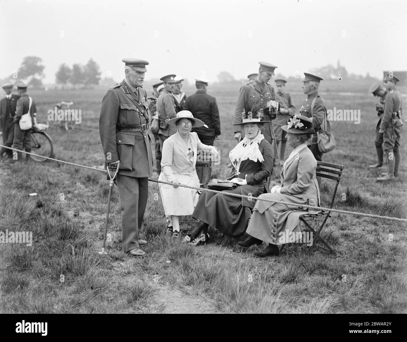 Bisley 1919 Left to right Lord Cheylesmore , Mrs Bates , Lady Cheylesmore , Mrs Cross 1919 Stock Photo