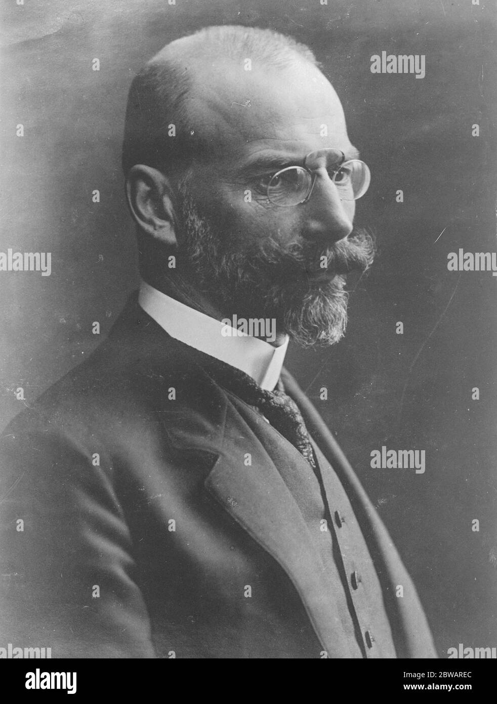 German Prince and Republic Prince Georg , heir apparent of Saxe Meiningen , who has embarked upon a judicial career and has recently been acting as a petty judge at Carnburg on the Saal . He has given a written pledge accepting the results of the revolution 18 August 1922 Georg Prince of Saxe-Meiningen ( 11 October 1892 - 6 January 1946) Stock Photo