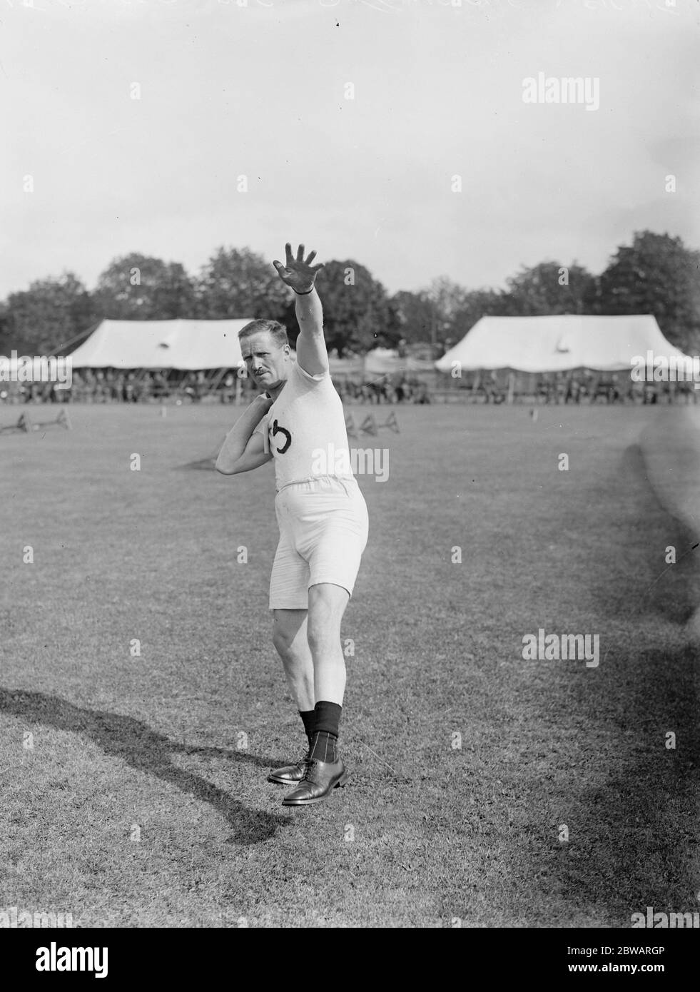 Army Athletics Championship at Aldershot Lt Fraser M C 5th Camerons , Champion of the Rhine Army , putting the weight 28 August 1919 Stock Photo