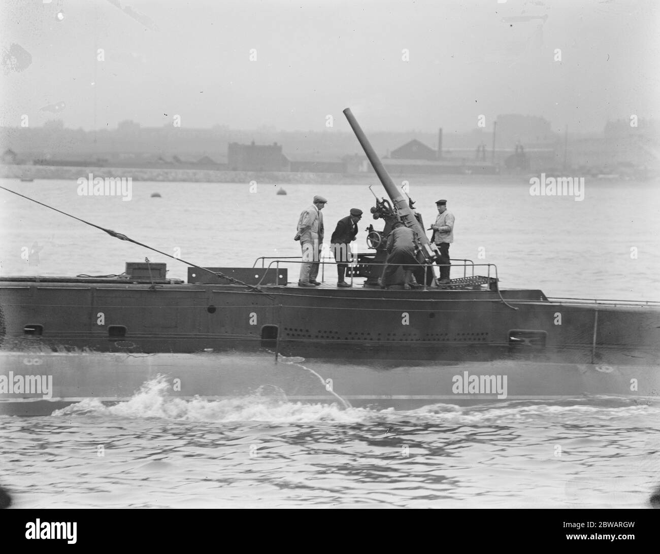 HMS Submarine No 3 Showing the gun crew of the M 3 testing the 3 inch anti aircraft gun 30 March 1920 Stock Photo