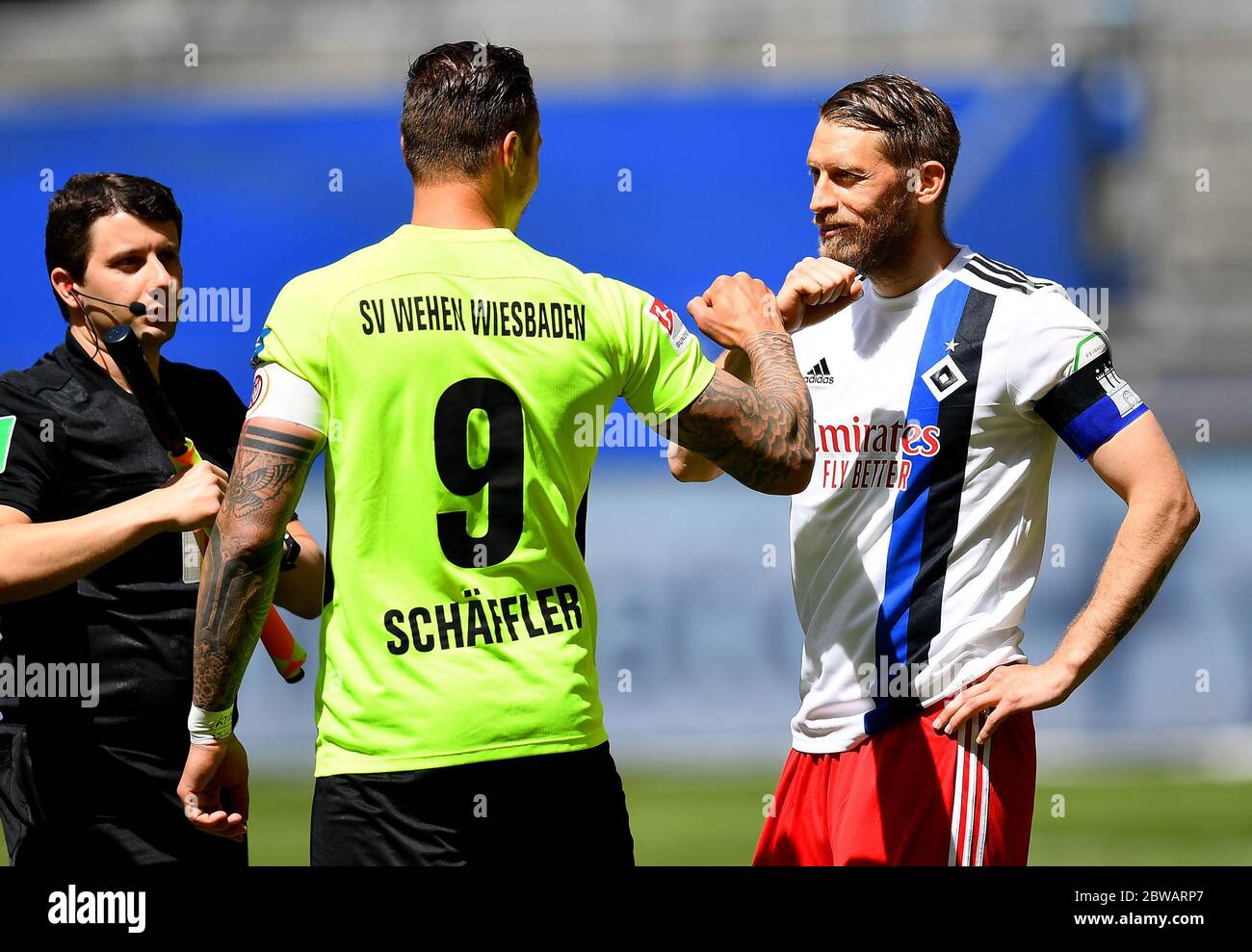 31 May 2020, Baden-Wuerttemberg, Karlsruhe: 2nd Bundesliga football, 29th  day of play, Hamburger SV - SV Wehen Wiesbaden in the Volksparkstadion.  Aaron Hunt (r) Hamburger SV welcomes Manuel Schäffler (M) from SV