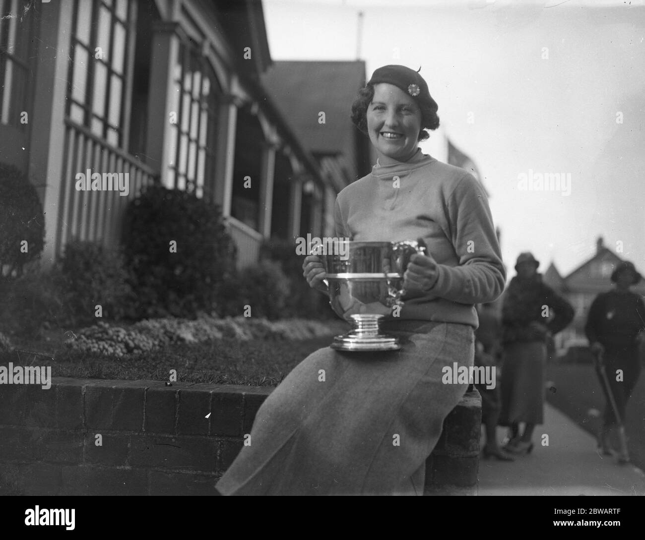 Ladies Golf Union English Ladies Close Golf Championship at Seacroft Golf  Club , Skegness Miss Phyllis Wade ( Hampshire ) , with the trophy . 5th  October 1934 Stock Photo - Alamy