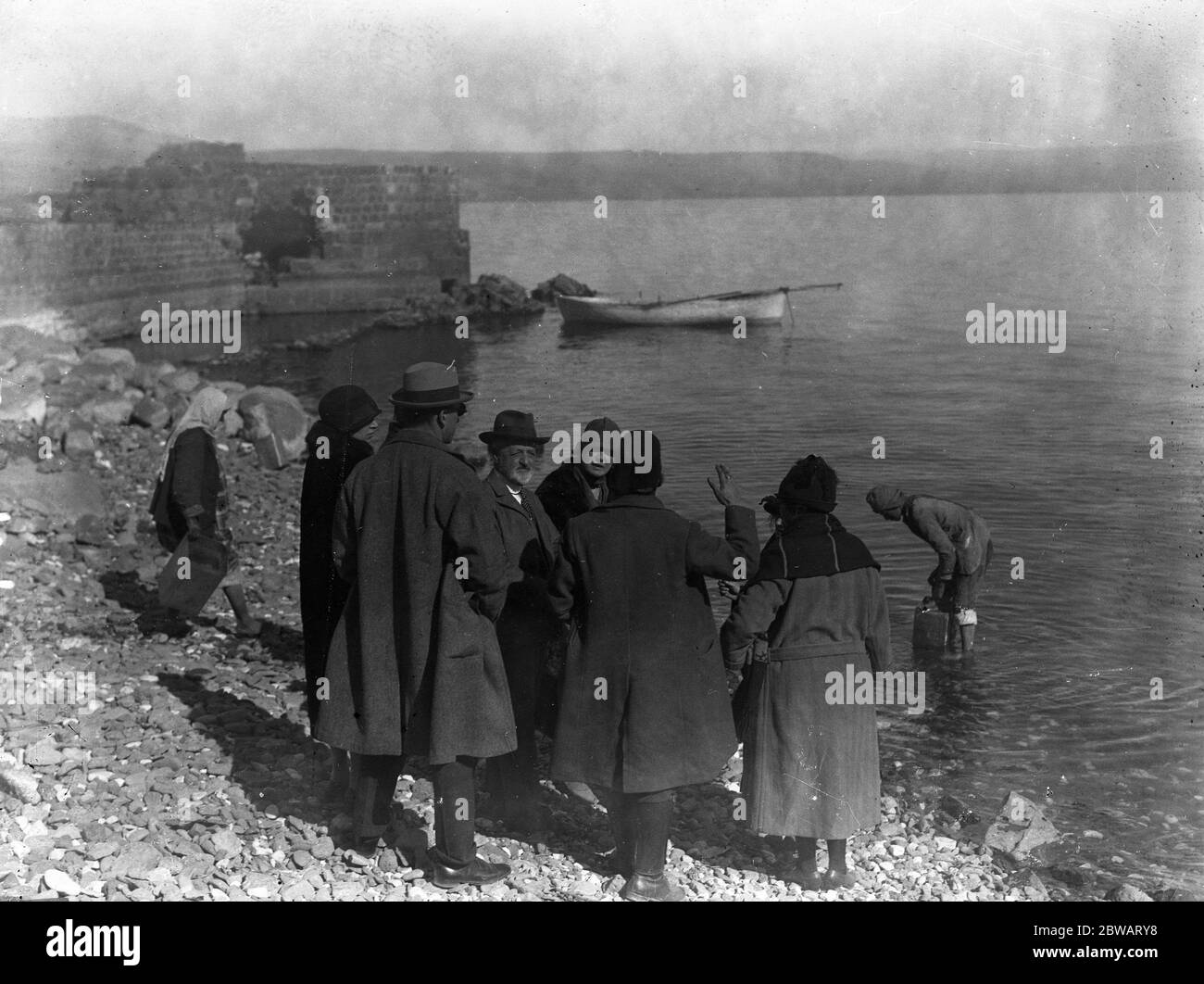 English tourists on the shores of the Sea of Galilee at Tiberius . 1 February 1925 Stock Photo