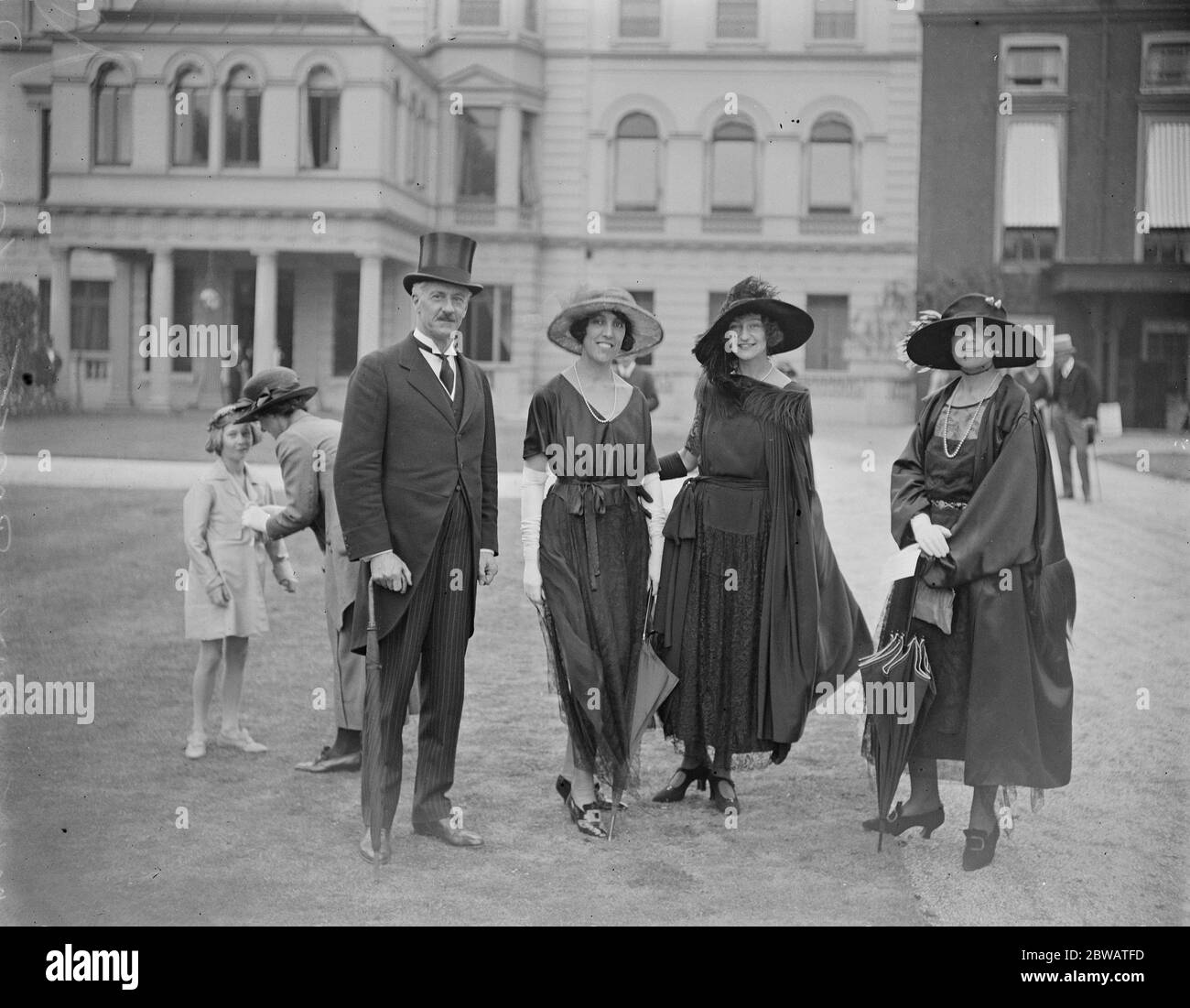 The Queen attends a Garden Party at St James Palace Lady Cunningham , Mrs J B Paget , Miss Paget and Major Guy Paget 7 July 1921 Stock Photo