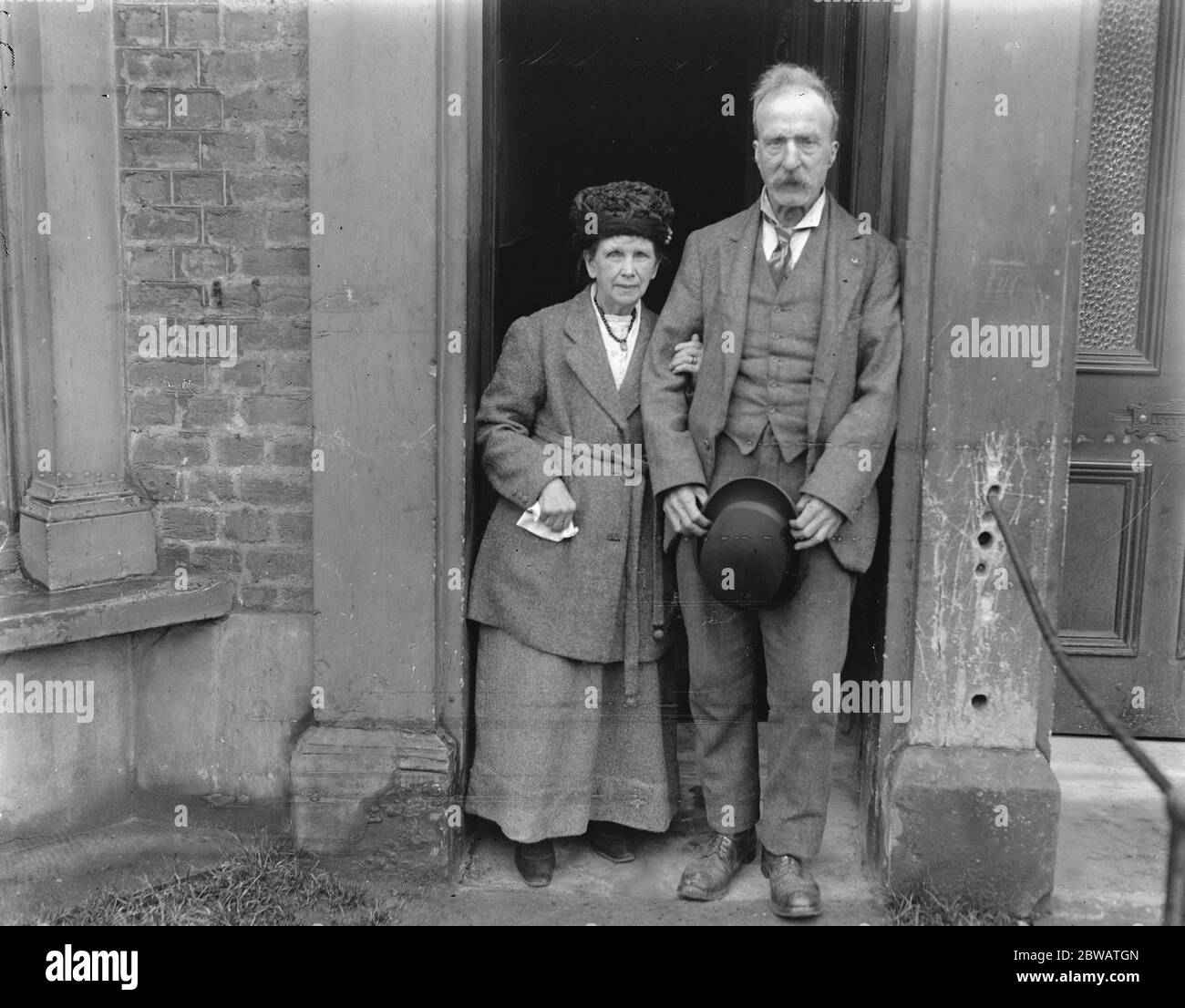 Acton ' s couple golden wedding , anxious for News of their relatives Mr and Mrs H M Butler 13 Gloucester Road , Acton who celebrate their golden wedding on Friday 13 June 1922 Stock Photo