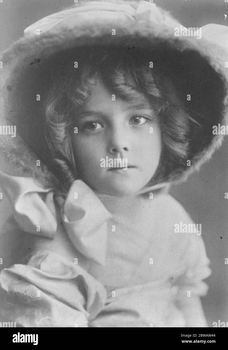 Child model who earns £ 1300 a year . Mlle Guigo , a child model , who earns £ 1300 a year in the studios of Paris . 1922 Stock Photo