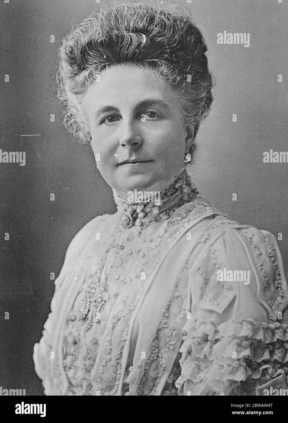 Wanted to marry ex Kaiser The widowed Dowager Grand Duchess of Mecklenburg Strelitz , who according to Princess Hermine of Reuss ( who did in fact marry ex Kaiser Wilhelm II ) nearly smothered the ex kaiser in letters 3 November 1922 Stock Photo