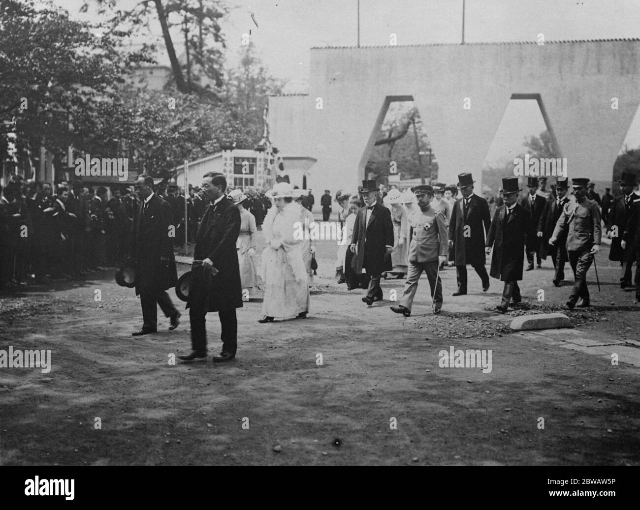 Japanese Crown Prince ' s Bride Elect , New Picture from Tokyo The Empress of Japan ( left ) visiting the peace Exhibition at Tokyo . This photograph has just reached London 5 October 1922 Stock Photo