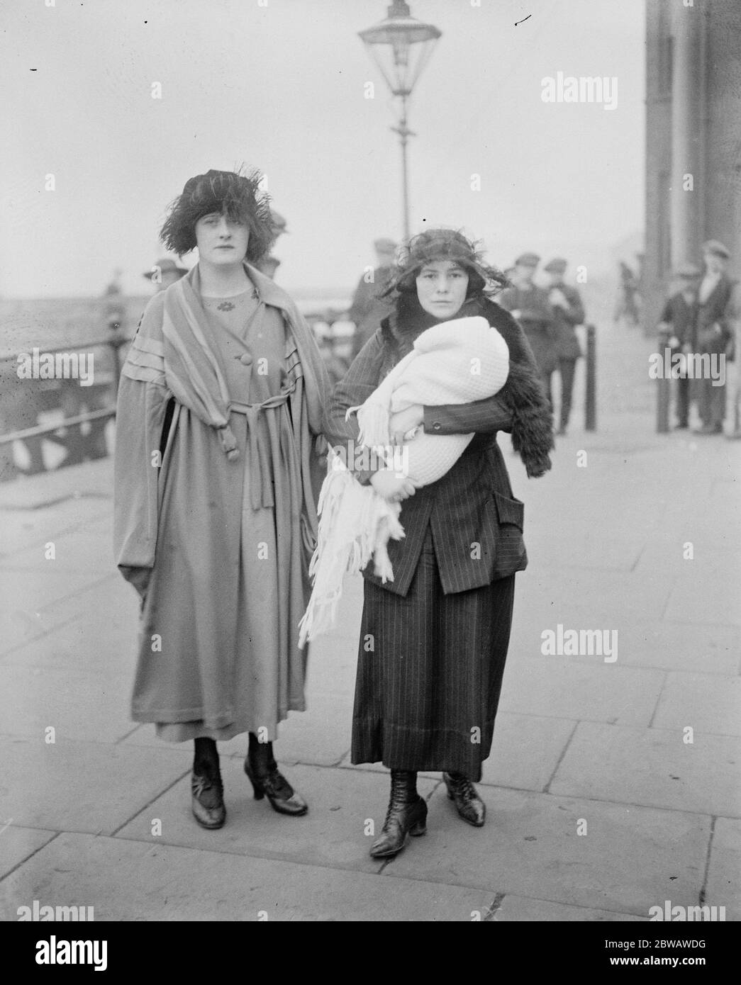 Latest Photographs From Scene of Great Airship Disaster R38 ZR-2 Mrs W Julius Steal ( On left ) the English wife of one of the American sailors who perished in the disaster . She was married on the 4th July Independence day 1921 in England . On right is seen Mrs Julius , the American wife of one of the American sailors with her three week old baby 25 August 1921 Stock Photo