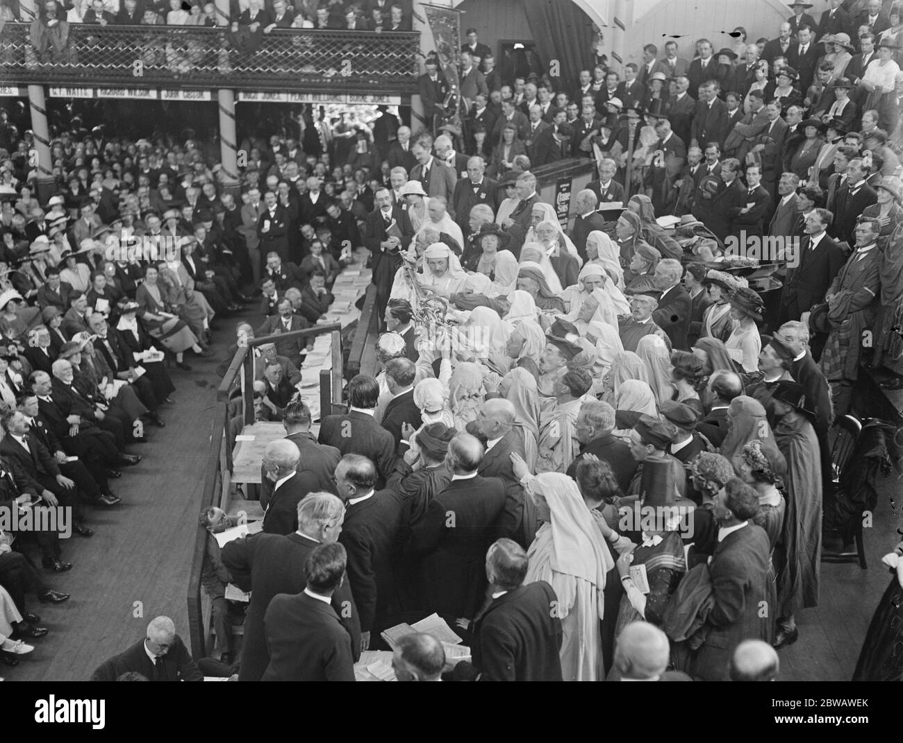 Chairing the band at carnarvon The Archdruid holding the sword of the Eisteddfod over the head of the Bard at Chairing Ceremony 5 August 1921 Stock Photo