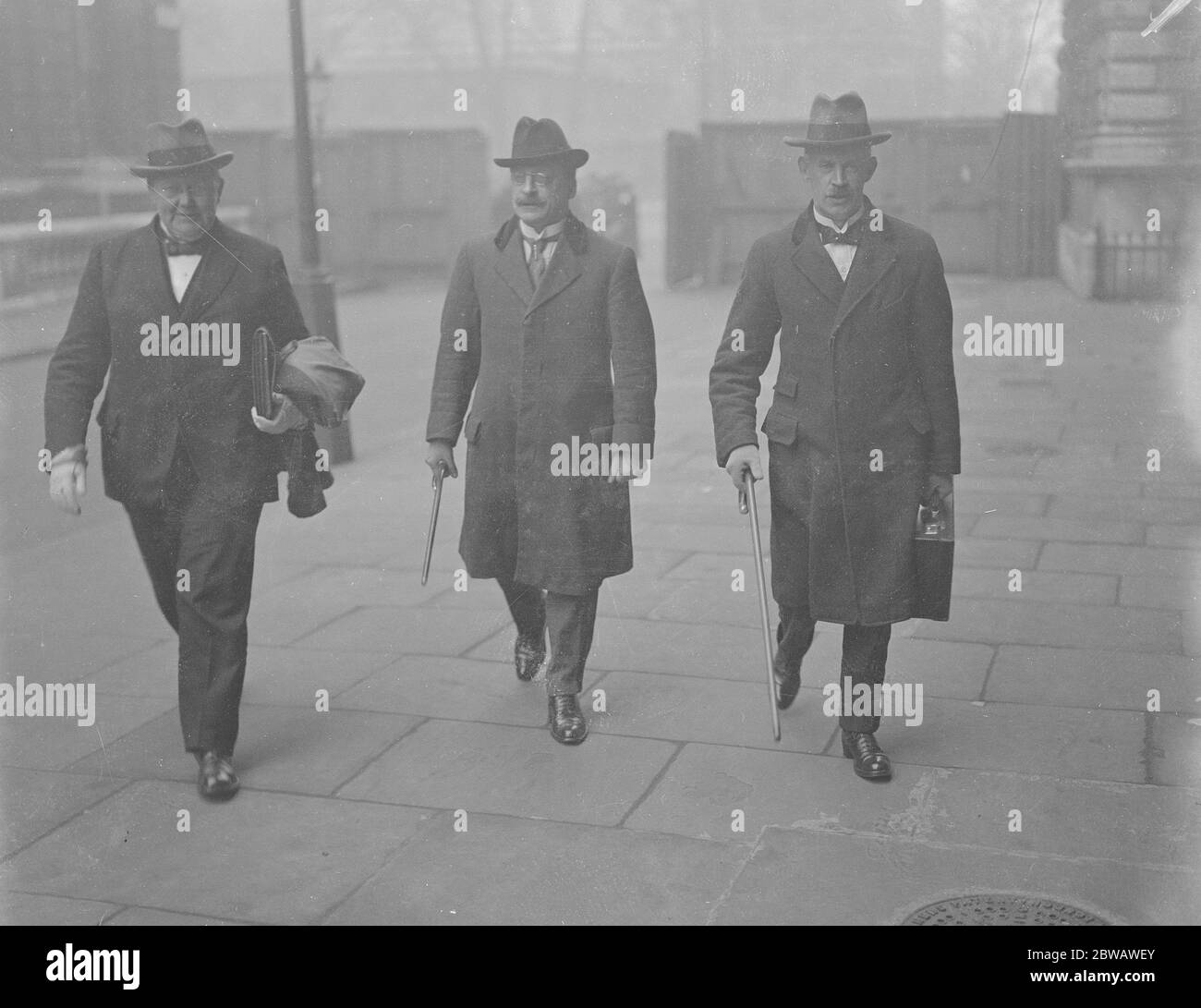 The Irish Conference Mr O Higgins , Mr Griffiths and Mr Duggan the free state delegates , arriving at the Colonial Office on Wednesday for the Irish Conference 29 March 1922 Stock Photo