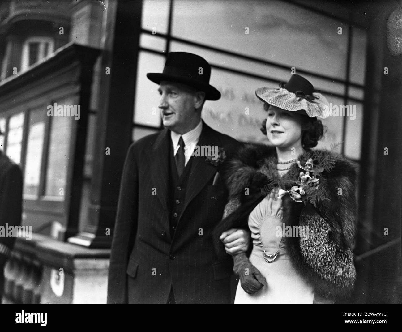 The wedding of Major Sir Alfred Hickman , and Miss Beryl Morse Evans at Caxton Hall , London . 23 April 1940 Stock Photo