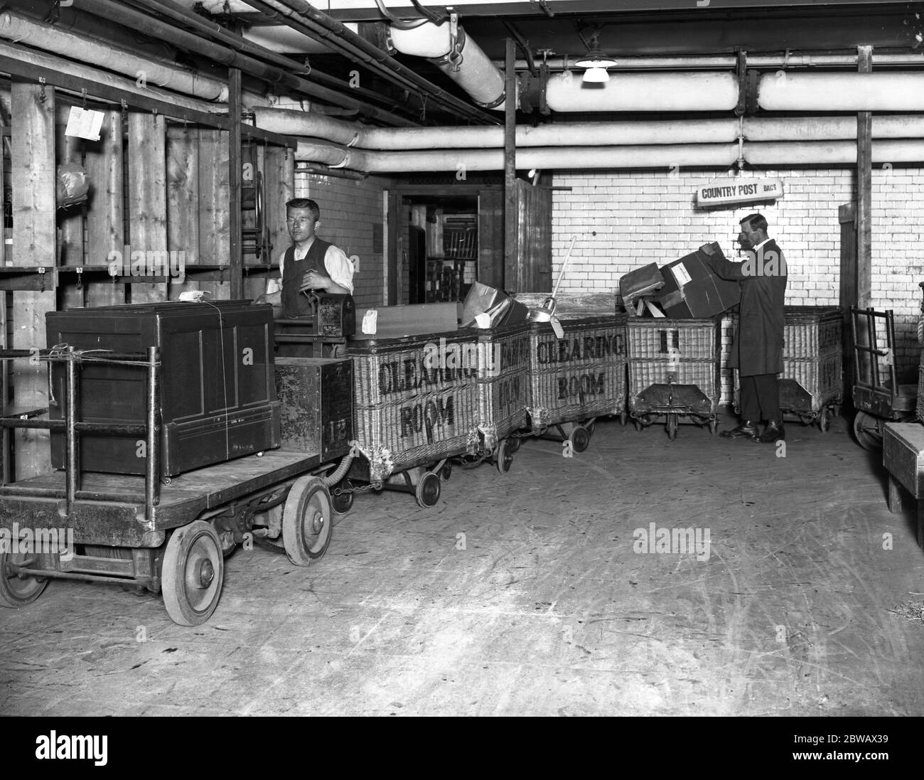 The Parcel despatch department at Harrods Department Store , London . 16 June 1925 Stock Photo