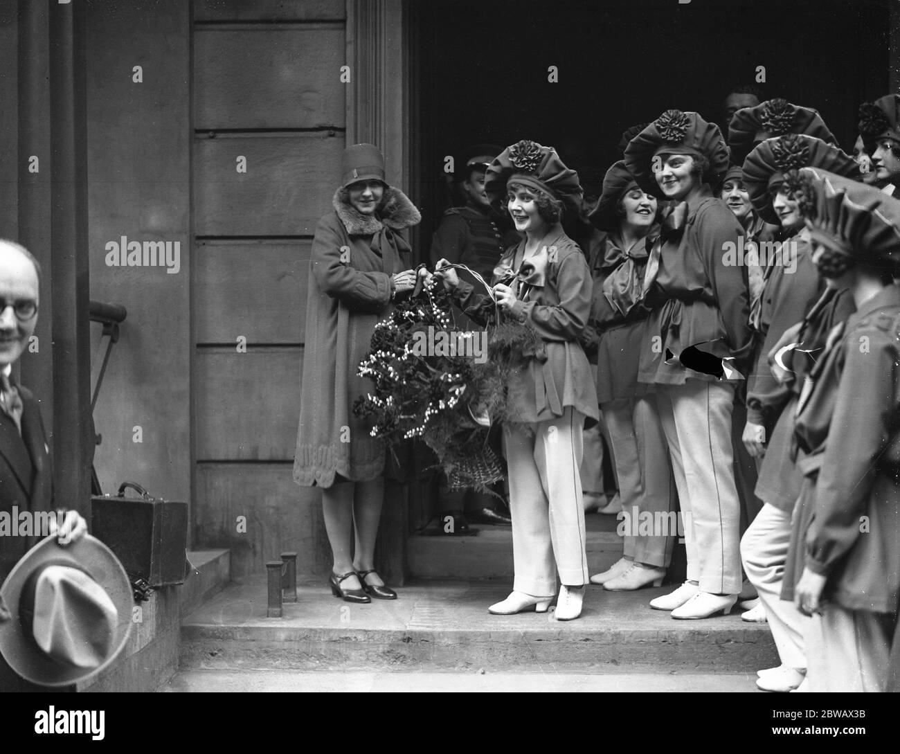 Actress Miss Dorothy Gish and an ' Usherette ' from the Plaza Theatre , at the unveiling of the Plaza bed at the Charing Cross Hospital , London . 29 May 1926 Stock Photo