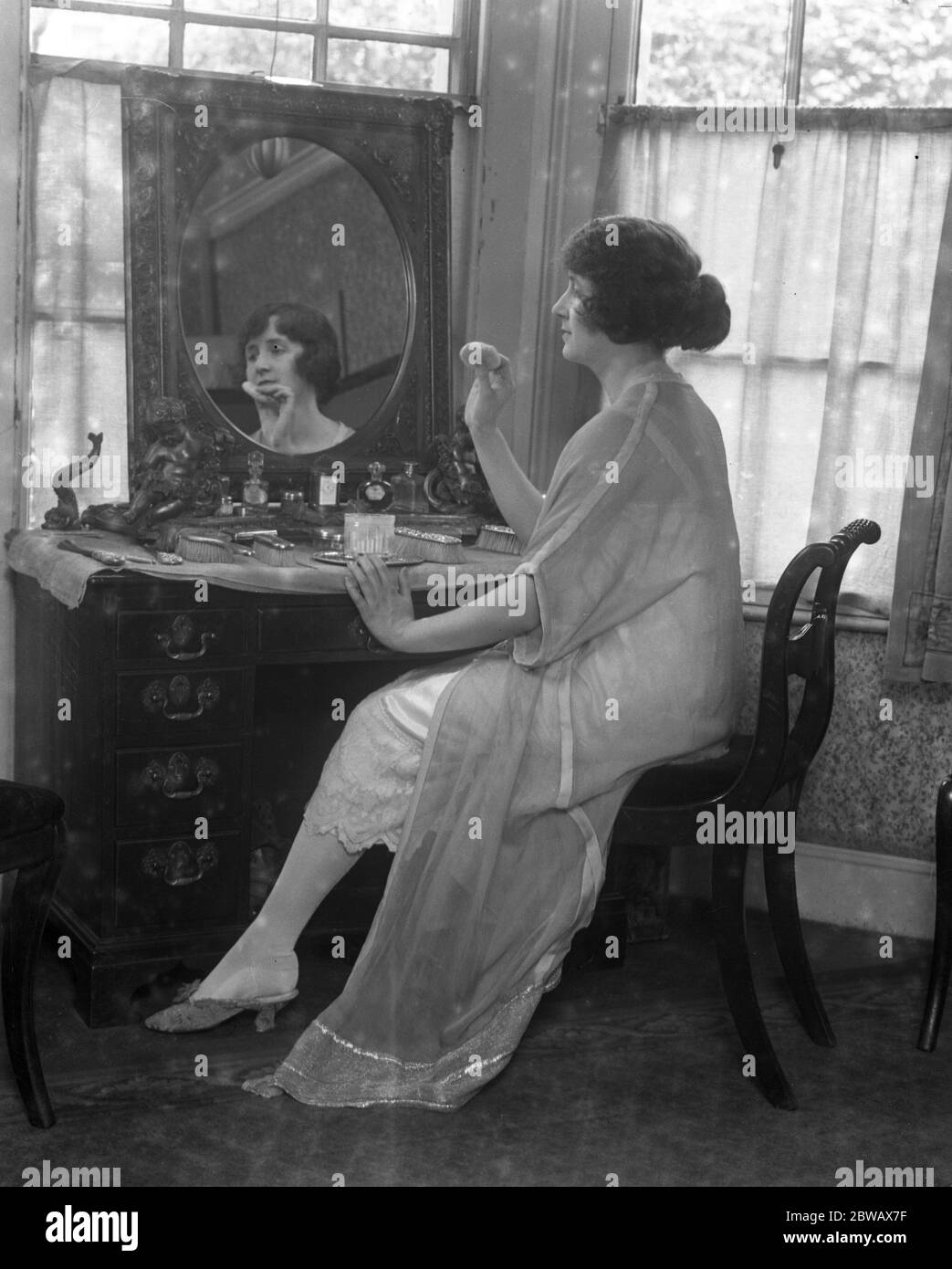 Actress , Miss Marjorie Hume at her toilette . 1920s Stock Photo