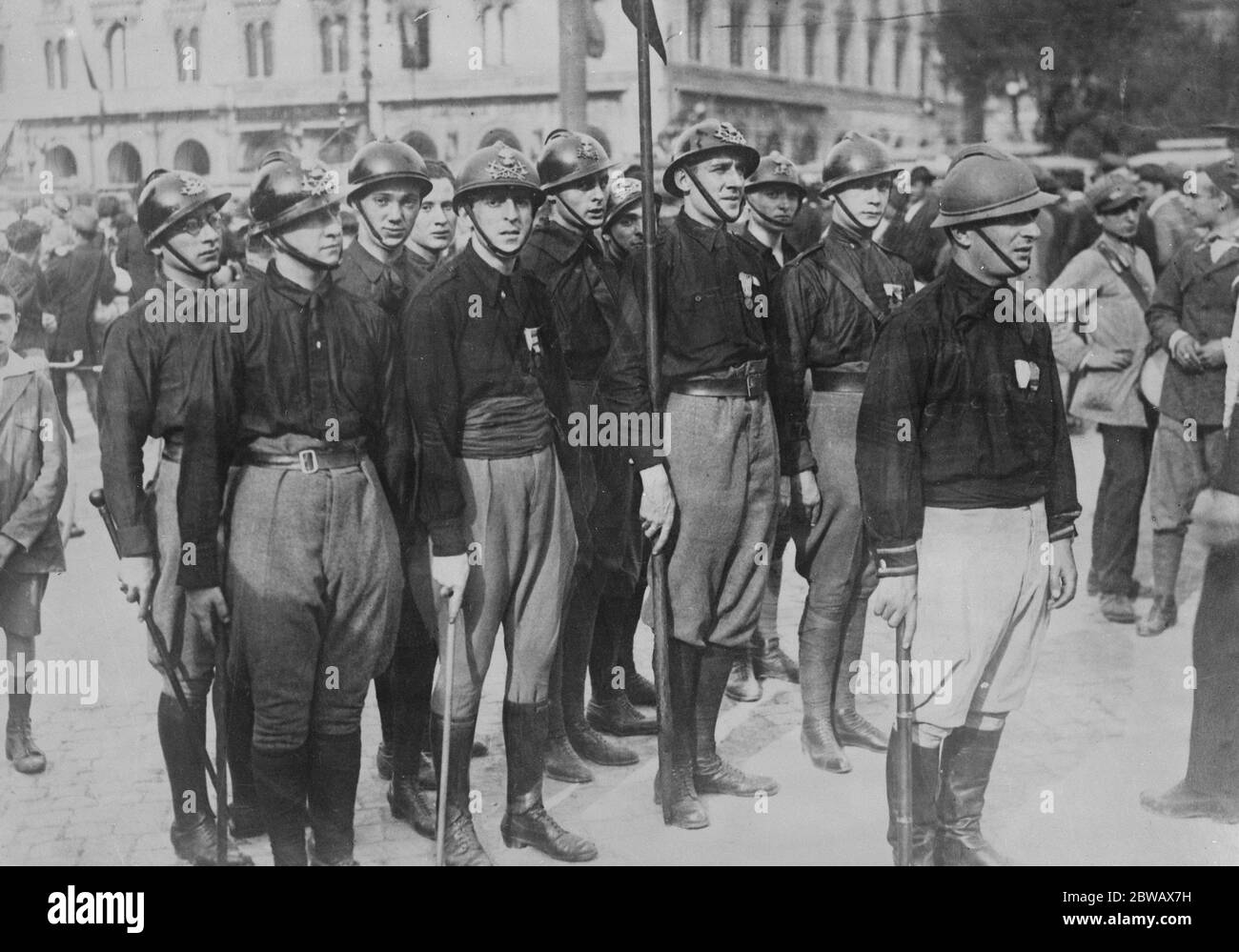 Fascisti Swarm into Naples . Great concentration of rival forces Thousands of Fascisti are arriving at Naples . Over 30 000 have so far assembled . The Goverment has also concentrated 50 000 Carabinieri and police without reckoning the garrison . Here are Fascisti engineers 24 October 1922 Stock Photo