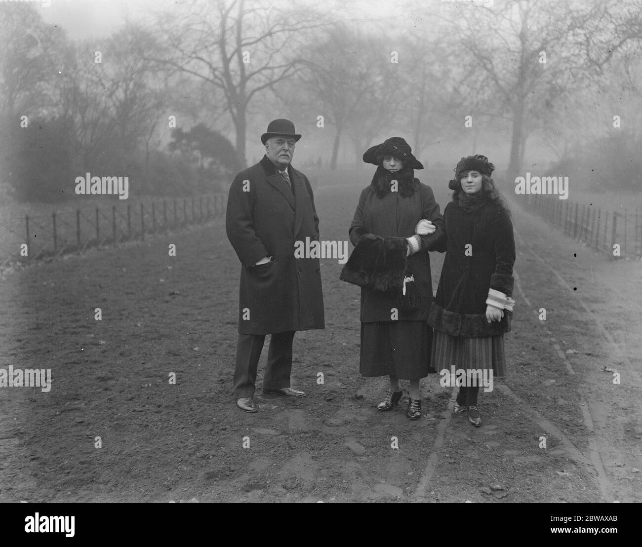 Society in the Park . Sir Charles and Lady Walpole photographed in Hyde Park with their daughter . 8 December 1922 Stock Photo