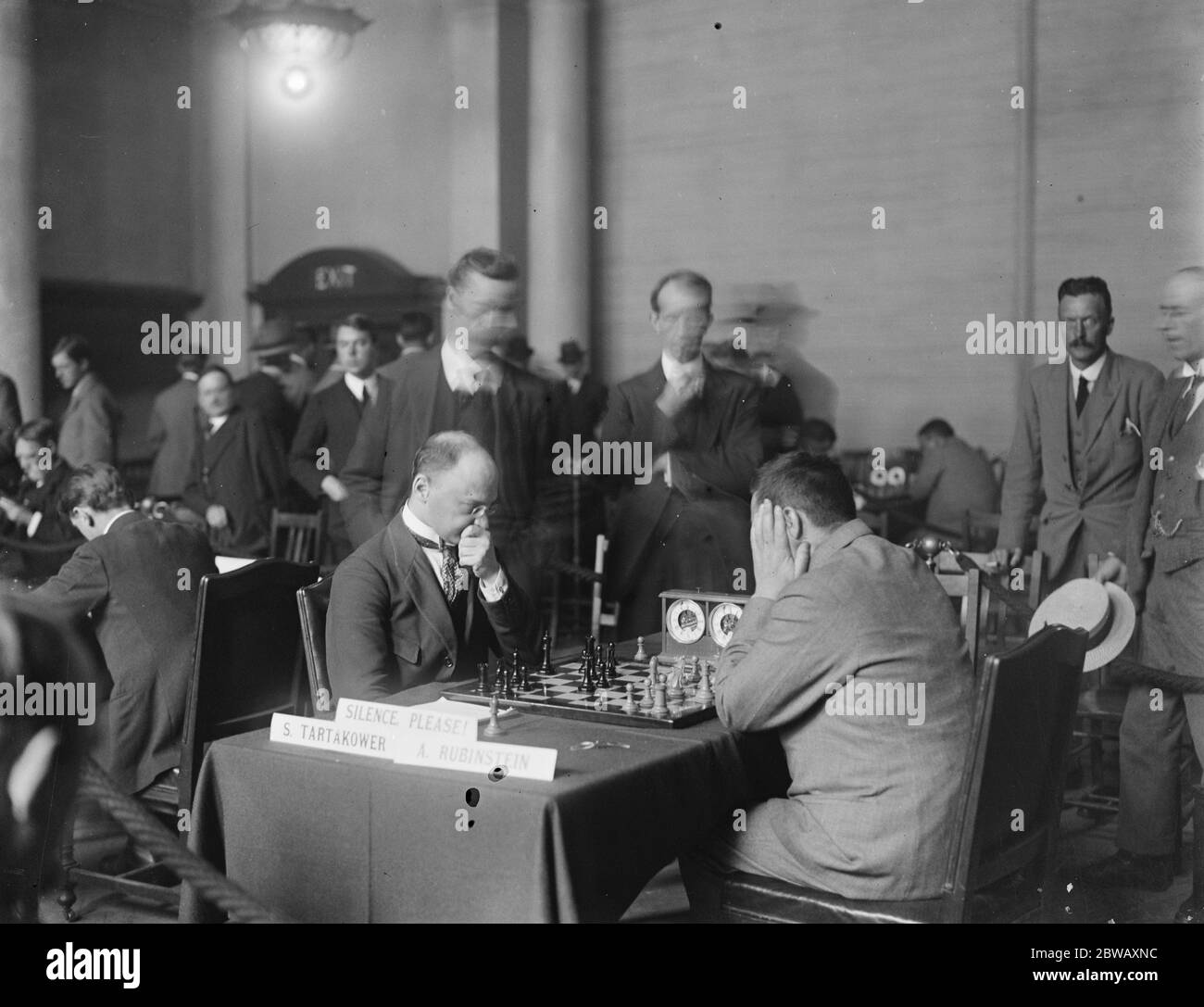 Chess Problems . Striking studies in expression Left to right S Tartakower , and A Rubinstein engrossed in a puzzling situation 16 August 1922 Akiba Kiwelowicz Rubinstein Stock Photo