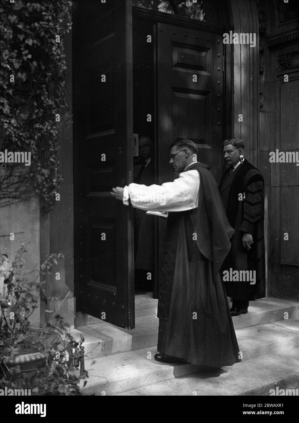 The Bishop of Kensington arriving for his induction to the living of St Botolph ' s Church , Bishopsgate . 18 September 1935 Stock Photo