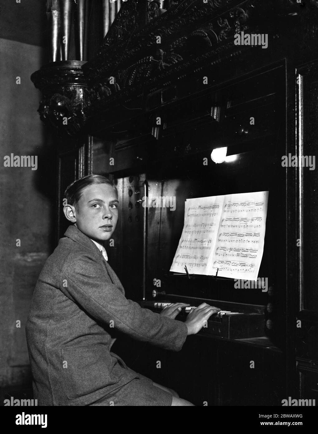 Master Edward Handel , aged 14 , a direct descendent of the famous composer , seated at the organ at St Lawrence church , Edgware , played by his famous ancestor when organist there from 1718 to 1721 . 15 September 1931 Stock Photo
