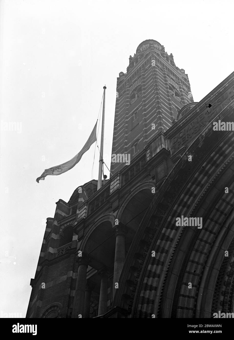 Death of the Pope . A flag flying half mast a Westminster Cathedral , London . 10 February 1939 Stock Photo