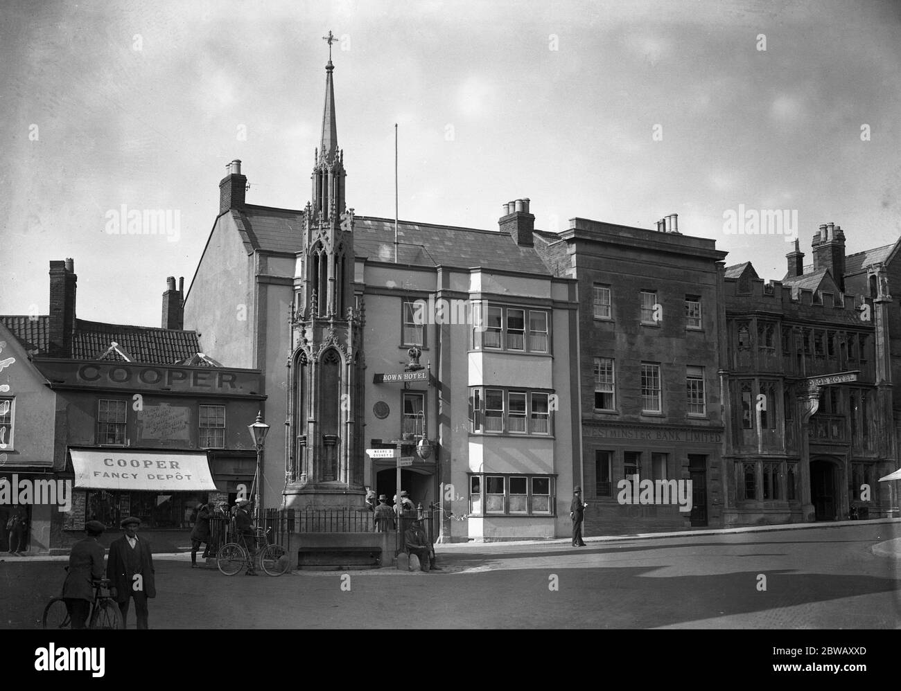 The Market Cross , High Street , Glastonbury , Somerset . The 15th century Old Pilgrims Inn is on the right . Stock Photo