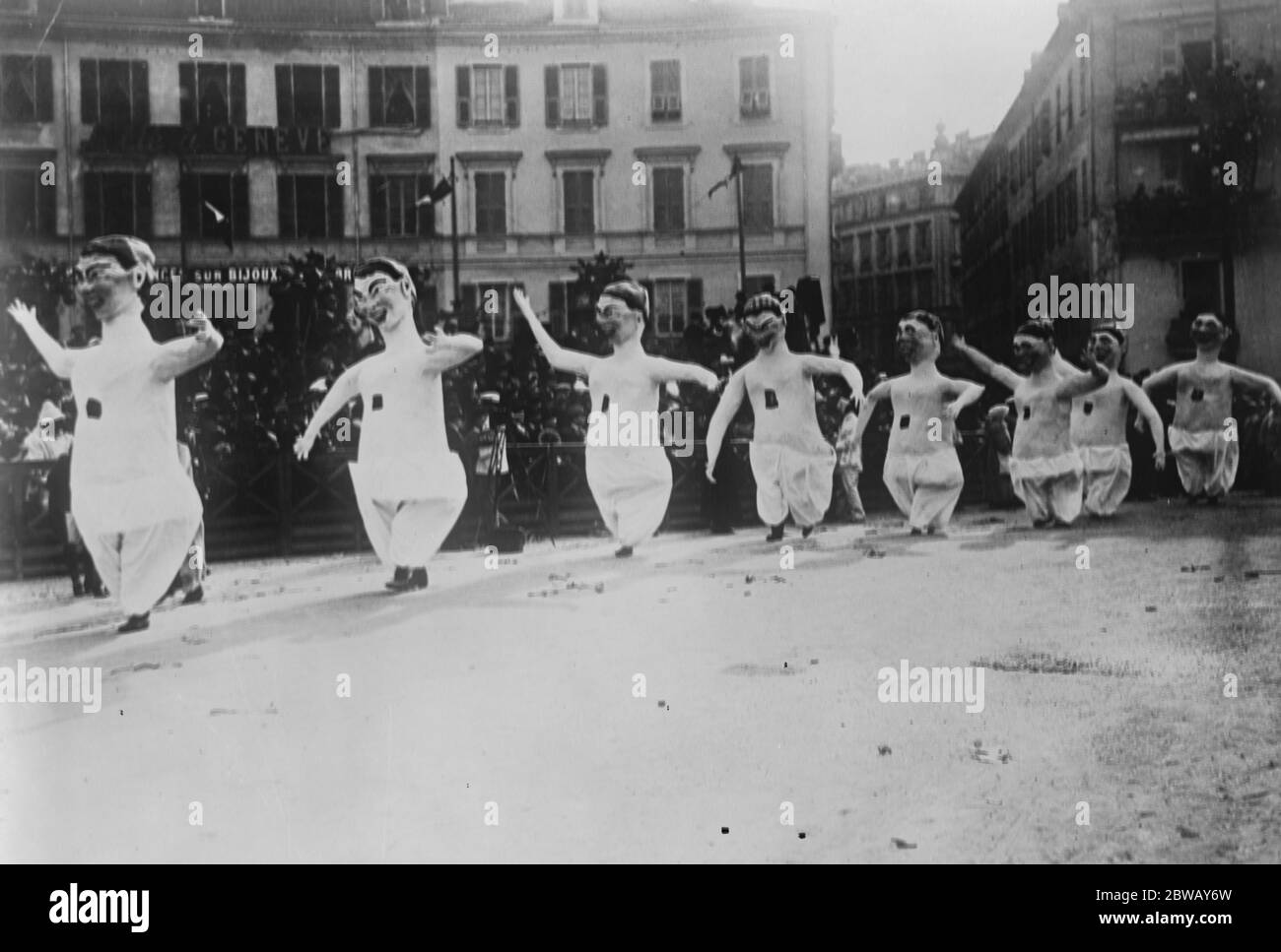 King Carnival at Nice . Masqueraders dancing in the streets . 27 January 1921 Stock Photo